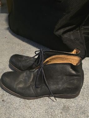 Frye Men's Black Leather Chukka Boots - Classic Lace-Up